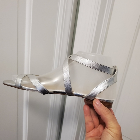 NWOB Talbots "Keri" Silver Metallic Multi Straps Flat Sandals Size 6.5, Formal - Picture 5 of 13